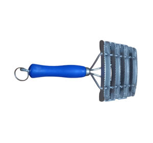 Brosse de toilettage pour chevaux équipée de dents fines travaillant aux côtés d'outils de toilettage et d'instruments vétérinaires - Product Image 3