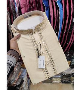 Kurta en soie douce de créateur élégant pour les hommes conçue avec un ajustement confortable pour le fournisseur indien de style ethnique de vêtements de festival - Product Image 1