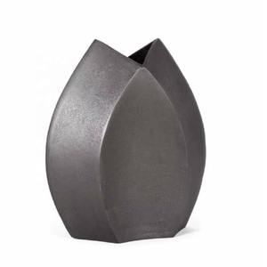 Jarrón de aluminio negro de moda, pieza decorativa hecha a mano elegante para sala de estar, mesa de comedor y decoración de oficina - Product Image 4