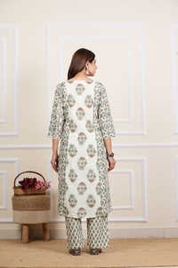 Ensemble Kurta Pantalon Dupatta en Coton Cambric à Imprimé Floral pour Femmes, Longueur Cheville, Col en V, Dentelle Potli, Détail Boutons, Multicolore - Product Image 2