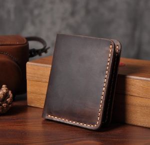 Cartera plegable informal de estilo cuero negro y marrón con costuras en contraste y logotipo grabado en la sección de bronceado al por mayor - Product Image 6