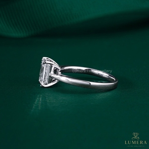 Anillo de Compromiso Solitario con Moissanita/Diamante de Laboratorio con Corte Esmeralda, Certificado por IGI, en Oro Blanco de 14K con Engaste de Platino para Mujer - Product Image 5