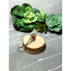 Bracelet manchette tendance en corail rouge et argent sterling, fait main par des artisans Navajo - Product Image 2