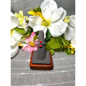 Anillo Geométrico Delicado Harry Yazzie de Platino con Coral Rojo y Plata de Ley con Baño de Rodio Invisible para Uso Diario - Product Image 1