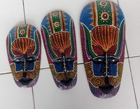Fina máscara de pared de madera tallada artesanal balinesa Bali estilo africano diseño minimalista para decoración del hogar hecho a mano Bali Indonesia