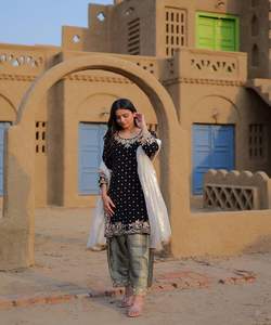 TRAVAIL DE BRODERIE FANTAISIE AVEC COUPE BORDER TRAVAIL TOP FOND EN SOIE AVEC DUPATTA FESTIVE WEAR PRIX DE GROS VÊTEMENT ETHNIQUE NOIR - Product Image 3