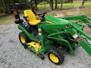 Tractores John Deere 1025R de 24 HP, 4x4, subcompactos, con pocas horas de uso, 30/40 HP, con cargador frontal y cortadora de césped, en venta. - Product Image 3