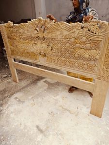 Cabecero de Cama de Madera Antiguo de Diseño Artesanal, Tallado a Mano, Iluminado, con Altura Ajustable y Acabado Natural para Muebles de Dormitorio - Product Image 3