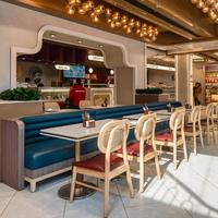 Sedia Moderna Stile Bistrot Francese con Schienale in Canna Naturale, Seduta in Legno Massello e Pelle per Ristoranti e Hotel Boutique