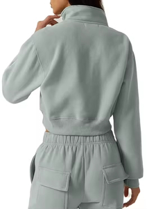 เสื้อฮู้ดครอปท็อปผู้หญิง ผ้าฝ้าย 100% เป็นมิตรกับสิ่งแวดล้อม สไตล์สตรีทแวร์สำหรับฤดูหนาว แบบสั่งทำพิเศษ ไหล่ตกด้านหน้า - Product Image 3