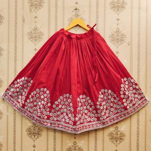 Ensemble Lehenga Choli pour filles Shoryam Fashion Explore, rouge, à fleurs, lourdement brodé, longueur au sol, pour mariage et fêtes |   Exportation Premium - Product Image 4