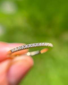 Anillo de Bodas con Diamante CZ de 1 mm de Corte |   Anillo de Compromiso Apilable Delgado y Completo |   Plata Minimalista Chapada en Oro de 18K - Product Image 4