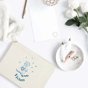 กระเป๋าซิปพิมพ์ลายดอกไม้สีฟ้าพร้อมชื่อส่วนตัว เป็นมิตรกับสิ่งแวดล้อม ทนทาน ใช้สำหรับเดินทาง ใส่เครื่องสำอาง พร้อมฝาเปิด-ปิด กระเป๋าใส่เครื่องสำอางพกพา - Product Image 3