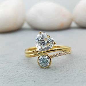 Joyería fina 10K Oro amarillo sólido Corazón y piedra redonda Anillo de compromiso de diamantes 2,5 CT Anillo de boda de moissanita blanca - Product Image 1