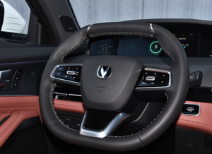 Voiture à essence 2025 d'occasion en excellent état, boîte manuelle, sièges en cuir, intérieur sombre, traction avant, émission VI - Product Image 5