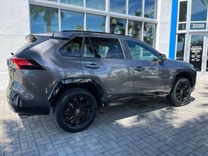 Toyota RAV4 hybride SE 2022 avec sièges en cuir, toit ouvrant panoramique, transmission automatique, phares à LED - Product Image 4