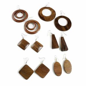 Boucles d'oreilles en résine époxy de luxe faites à la main et design de qualité supérieure, boucles d'oreilles modernes en bois et en résine pour femmes et filles, bijoux en provenance d'Inde - Product Image 4