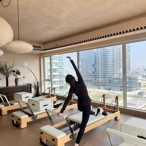 Reformer Commercial Robuste en Bois d'Érable Blanc avec Sangles en Cuir, Design Personnalisé et Ajustable, Idéal pour une Utilisation Saine et Optimale - Product Image 1