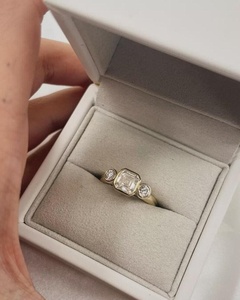 แหวนเพชรเลี้ยงในห้องปฏิบัติการ 1.02 กะรัต ทรงแอสเชอร์และทรงกลม ประดับเพชรสามเม็ด ดีไซน์หรูหรา ทองคำขาว 14K ของขวัญแต่งงานสำหรับแฟนสาว - Product Image 3