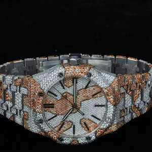 Reloj de Lujo con Diamantes Moissanite de Dos Tonos, Completamente Engastado, Oro Rosa y Plata, con Patrón de Camuflaje Personalizado, Correa de Cuero y Acero Inoxidable, Analógico - Product Image 2