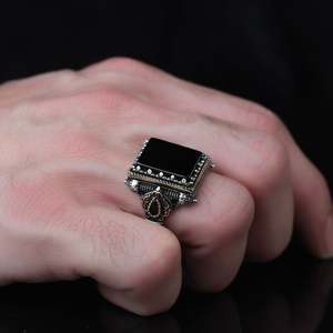 Anillo de Hombre Estilo Otomano de Plata de Ley 925 con Logotipo Personalizado Azuris, Piedra Negra Natural, Hecho a Mano en Turquía VALKH1493 - Product Image 1