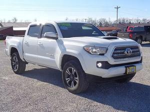 Toyota Tacoma TRD Sport Doble Cabina 4x4 2017 Usada en Perfectas Condiciones ~25,700 Millas 1 Dueño Paquete TRD Sport - Product Image 1