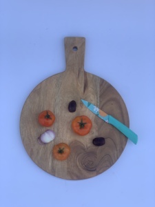 Planche à découper en bois personnalisée faite à la main, forme ronde, antidérapante, passe au lave-vaisselle, épaisseur 2,0 cm, finition cirée - Product Image 6