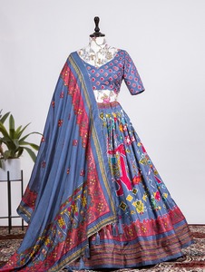Robe indienne traditionnelle de qualité supérieure en soie imprimé et feuille Lehenga avec Blouse en soie et fabricant dupata de Surat - Product Image 2