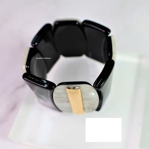 Pulseras anchas elásticas de cuentas de resina negra personalizadas ZAM IMPEX, pulseras envolventes de moda curvadas a mano con incrustaciones de latón - Product Image 3