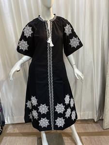 เดรสยาวลำลองดีไซน์เก๋สำหรับผู้หญิง สไตล์ยูเครนตะวันตก เหมาะสำหรับงานปาร์ตี้ ปักลายด้วยเครื่องจักร แขนสั้น ผ้าฝ้าย 100% - Product Image 3