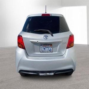 Toyota Yaris Hatchback 2015 d'occasion, boîte automatique, sièges en cuir, intérieur foncé, taille des pneus R16, conduite à gauche - Product Image 6