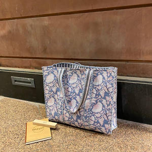 Bolso Tote Reversible Estampado Floral de Algodón Acolchado Grande Hecho en India, Ecológico y Sostenible para Verano y Otoño - Product Image 2