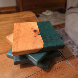 Sous-verre carré en bois naturel et résine époxy vert émeraude artisanal, pour bar, cuisine, bureau, décoration de table, haute qualité - Product Image 1