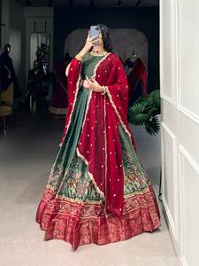 Trabajo de tejido Zari de seda tradicional con borde de encaje estampado elegante Lehenga Choli, diseñador Lehenga choli, ropa de boda Lehenga. - Product Image 3