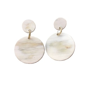 Boucles d'oreilles d'inspiration tribale en corne de buffle avec logo personnalisé Boucles d'oreilles contemporaines en corne de boeuf avec design minimaliste en corne - Product Image 4