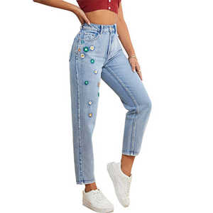 Pantalones vaqueros personalizados de alta calidad para mujer, pantalones vaqueros de corte regular de tiro medio, pantalones vaqueros azules claros lavados con minerales rasgados para mujer - Product Image 1