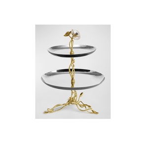 Soporte de pastel de metal tallado con temática de flores para decorar pasteles durante bodas, cenas de compromiso y festividades de cumpleaños - Product Image 1