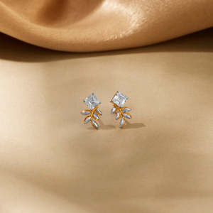 Pendientes de Oro Rosa con Diseño de Hoja y Diamantes de Zirconia o Moissanita para Mujer - Product Image 1