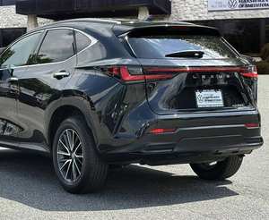 Lexus NX 250 AWD Automatique 2024, Jantes en Alliage R17, Sièges en Cuir, Système de Navigation, Démarrage à Distance, Toit Ouvrant, Sièges Chauffants - Product Image 1
