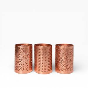 Ensemble de deux bougeoirs en métal finition cuivre avec un motif perforé Paisley pour une décoration élégante - Product Image 2