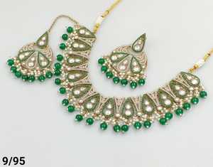 Bijoux les plus à la mode pour mariage indien Fonction CZ Pierre cloutée avec perle Travail Collier Set Boucles d'oreilles & Mangtika Set - Product Image 4