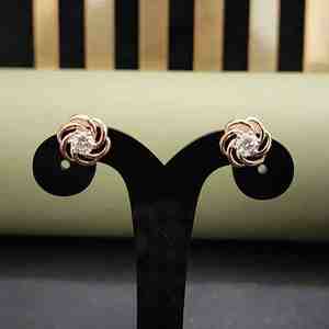 ต่างหูทรงทันสมัยประดับเพชรแท้ 18KT ทองคำแท้ รับรองโดย IGI ชุบทอง เหมาะสำหรับทั้งชายและหญิง ของขวัญวันวาเลนไทน์และวันครบรอบ - Product Image 1