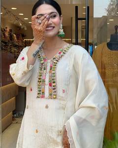 Nuevo pantalón tradicional de viscosa pura Chinon Kurta con trabajo en relieve y Dupatta para fiesta estilo Salwar Kameez - Product Image 2