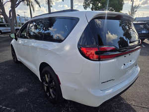 Chrysler Pacifica Limited 2024 parfaitement utilisée - Product Image 4