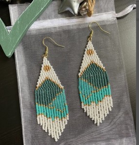 Montaña naturaleza brillante primavera nativo Mar Blanco Aqua verde Ceilán perla Boho cuentas flecos pendientes, pluma cuentas pendientes - Product Image 1