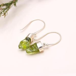 ต่างหูเงินสวยเครื่องประดับดินสอธรรมชาติตัดหยาบเพอริดอท925เงินสเตอร์ลิงต่างหูพลอยหยาบของขวัญสำหรับเธอ - Product Image 2