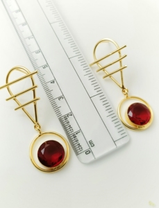 Modernos Pendientes de Cuarzo Rojo con Diseño Geométrico Dorado - Product Image 3