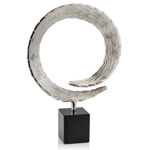 Sculpture unique en forme compacte en métal argenté et aluminium, de style vintage moderne, faite à la main, avec base noire, pour la décoration de table de bureau à domicile - Product Image 1