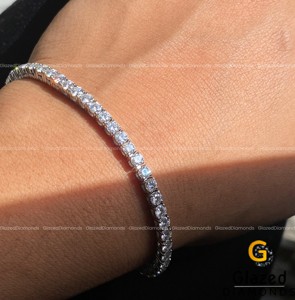 Magnifique bracelet tennis en or blanc 10K serti de moissanite taille brillant ronde, au design incroyablement nouveau. - Product Image 3