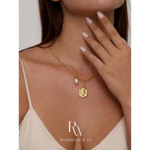 สร้อยคอจี้แบบเชื่อมต่อชุบทอง 18K สไตล์วินเทจ พร้อมเหรียญทองคำแท้ประดับมุกแท้ ดีไซน์ทันสมัย - Product Image 2